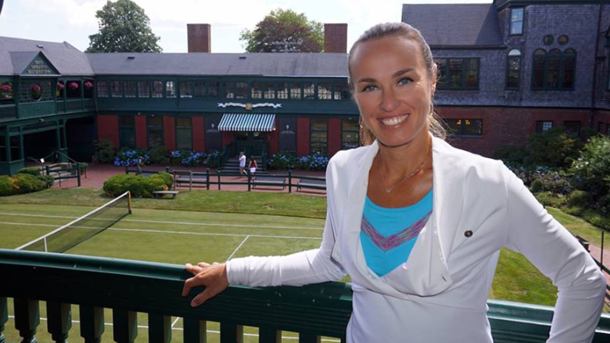 La extenista suiza Martina Hingis sonriendo sobre un campo de tenis. Foto Facebook