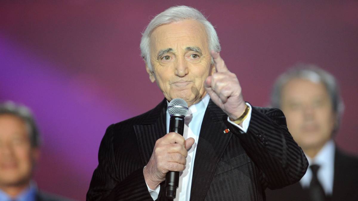 El cantante francés Charles Aznavour pronunciando un discurso para presentar la 25ª entrega anual de los premios de la música francesa "Victoires de la Musique" en la sala de conciertos Zenith de París el 6 de marzo de 2010. FOTO: LIONEL BONAVENTURE/AFP