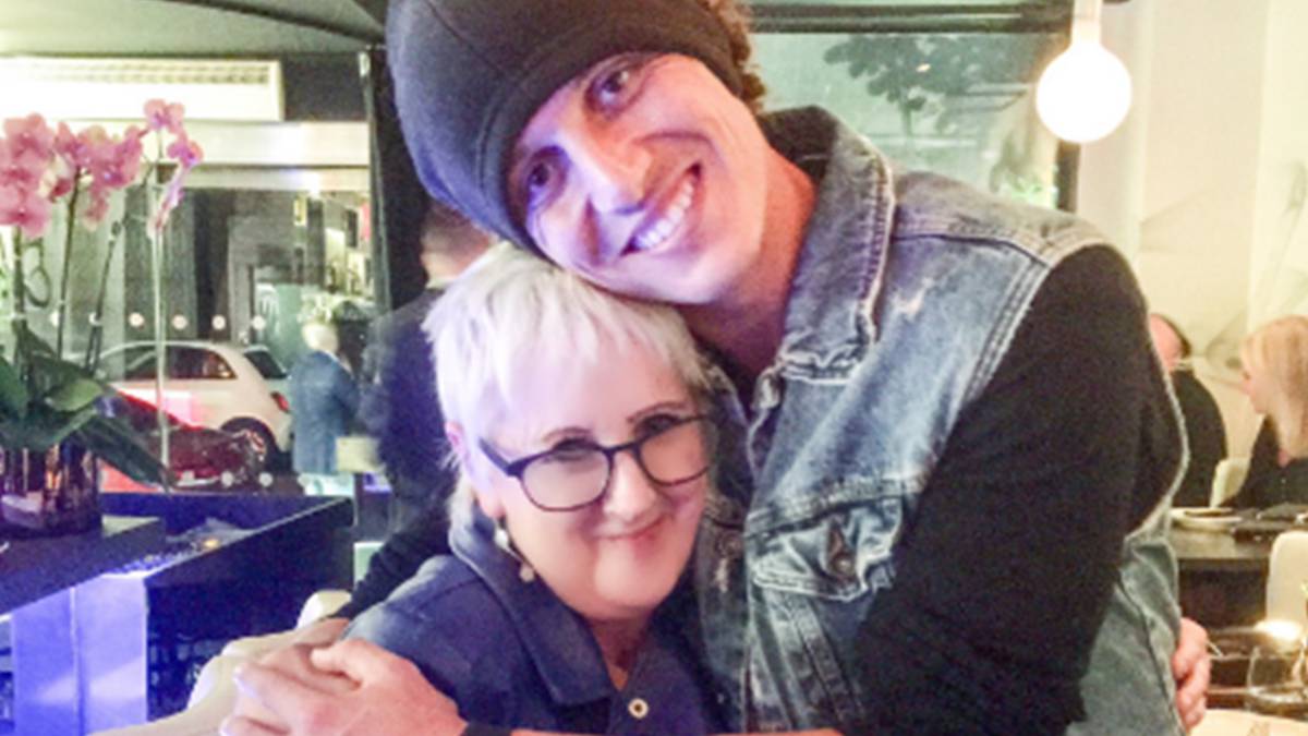 David Luiz junto a una seguidora del Chelsea en su fiesta de cumpleaños.