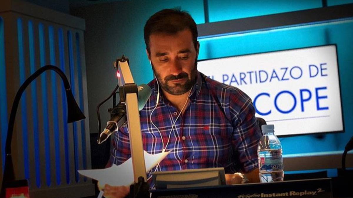 El periodista Juanma Castaño en "El Partidazo" de la Cadena COPE. Foto Instagram @partidazocope