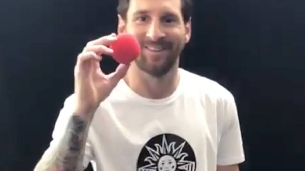 Lionel Messi con una camiseta del Cirque du Soleil.