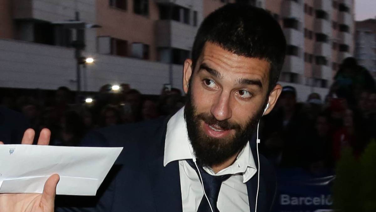 Arda Turan se pelea por una mujer y acaba en el hospital con una pistola