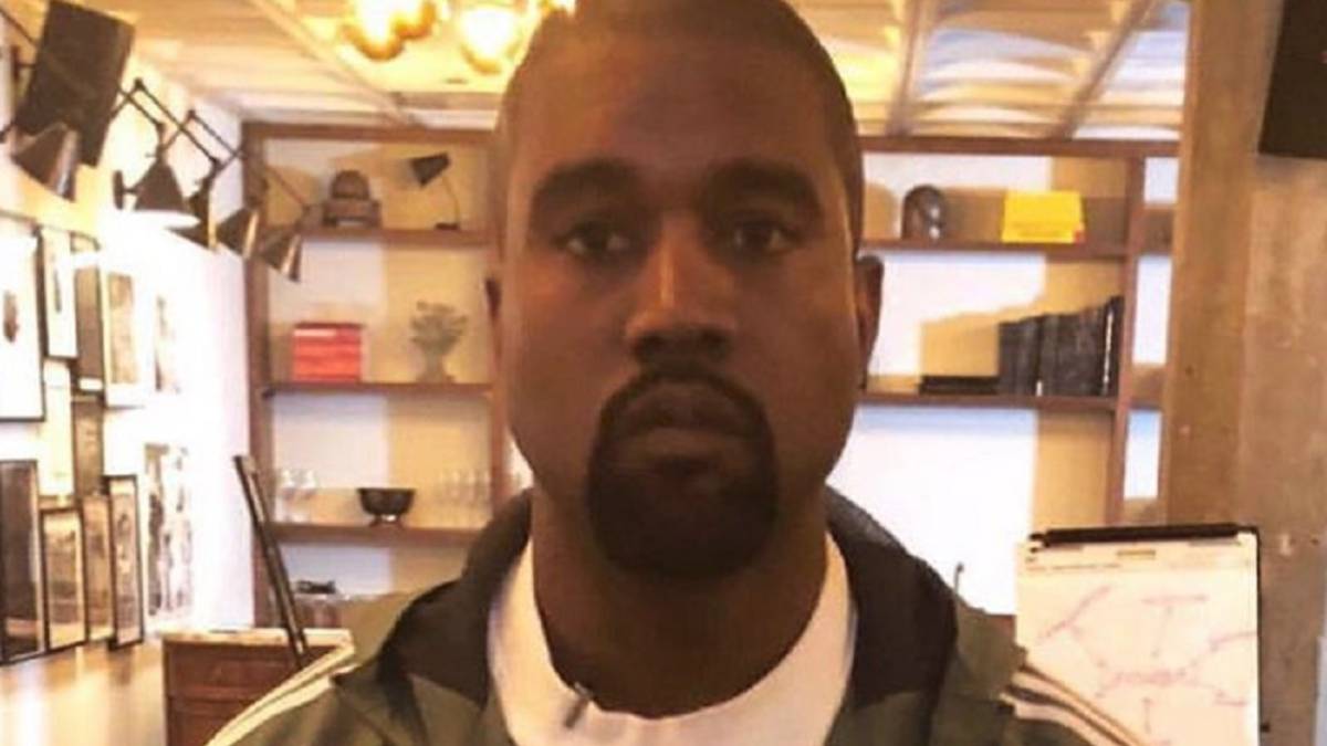 Kanye West posa con el escudo del United y los fans se echan sobre él