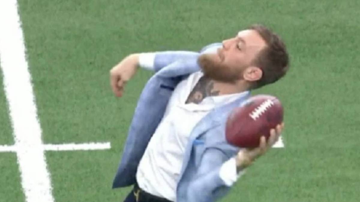 Conor McGregor lanzando un balón de la NFL.