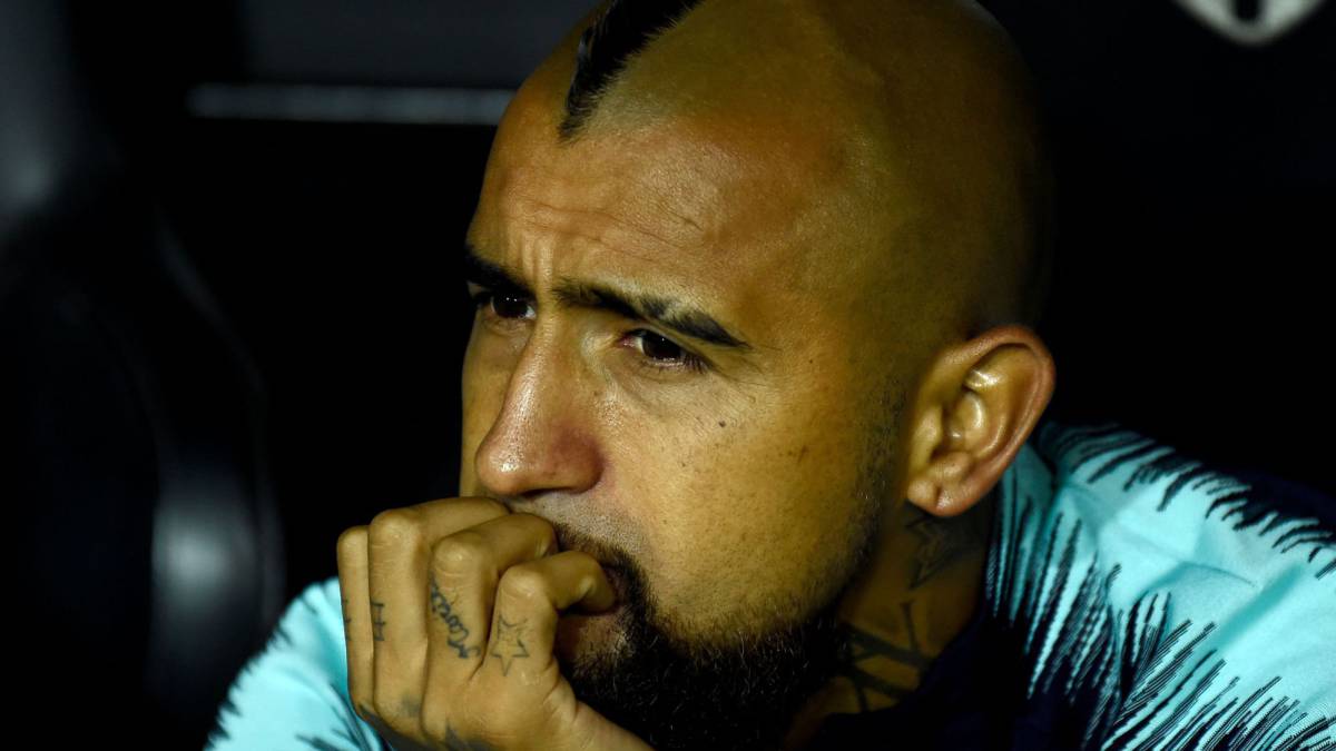 Arturo Vidal en el banquillo del FC Barcelona durante el partido de Liga 2018/2019 contra el Valencia CF en Mestalla. FOTO: JOSE JORDAN/AFP