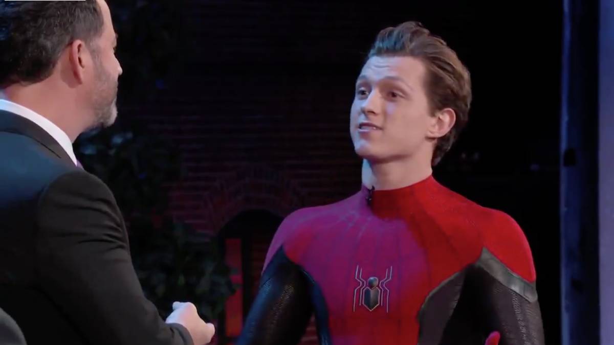 Tom Holland se viste con el nuevo traje de Spider-Man: Lejos de casa
