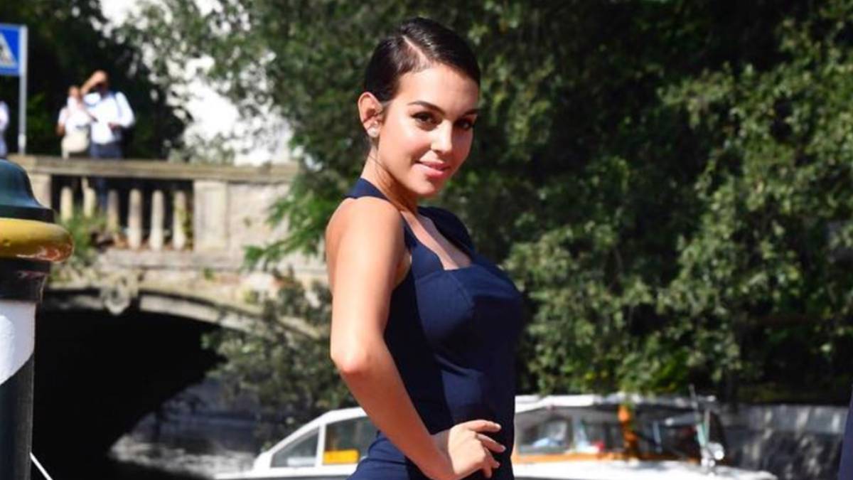 Georgina Rodríguez posando en Venecia con un vestido azul. Foto Instagram @georginagio