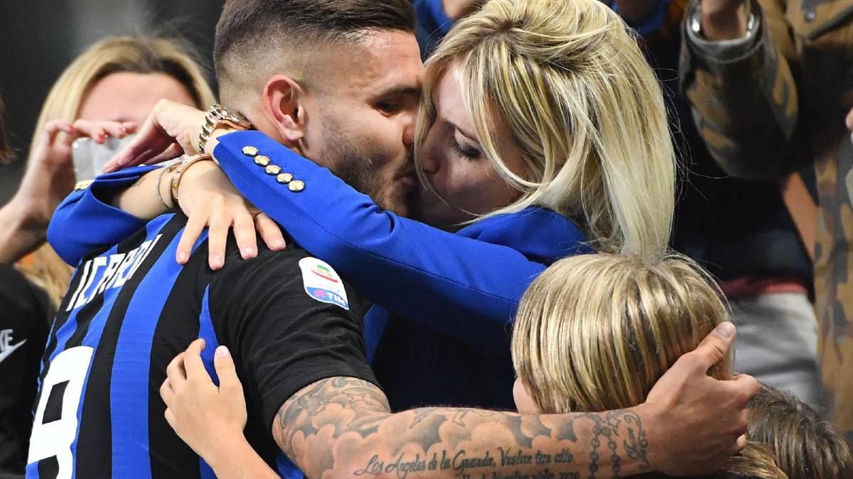 Wanda Nara y Mauro Icardi besándose.