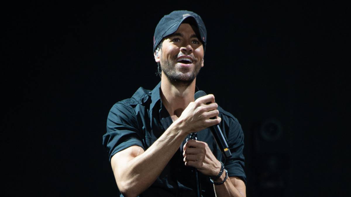 Enrique Iglesias sonriendo durante su concierto del 19 de octubre de 2019 en el O2 Arena de Londres, Inglaterra. FOTO: Joseph Okpako/WireImage