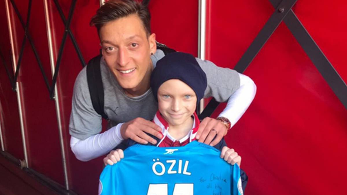 Özil se despide de su mayor admirador, Charlie de 12 años