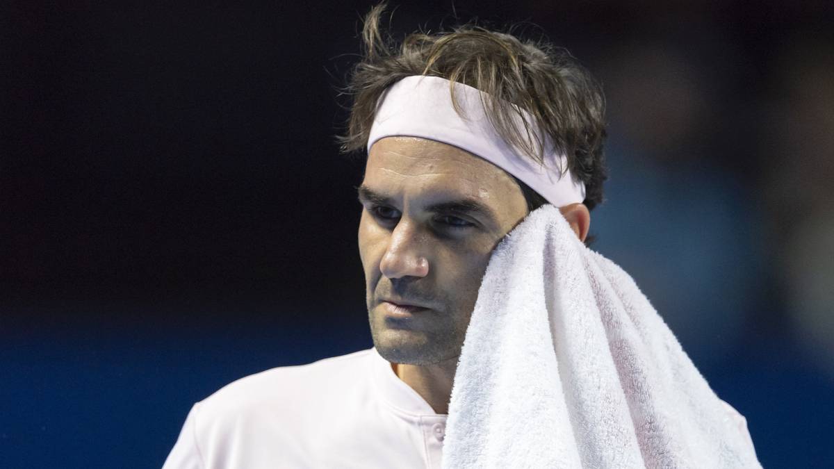 Roger Federer secándose con una toalla durante su partido con el servio Filip Krajinovic en el torneo ATP de Basilia, Suiza, el 23 de octubre de 2018. FOTO: Georgios Kefalas/AP
