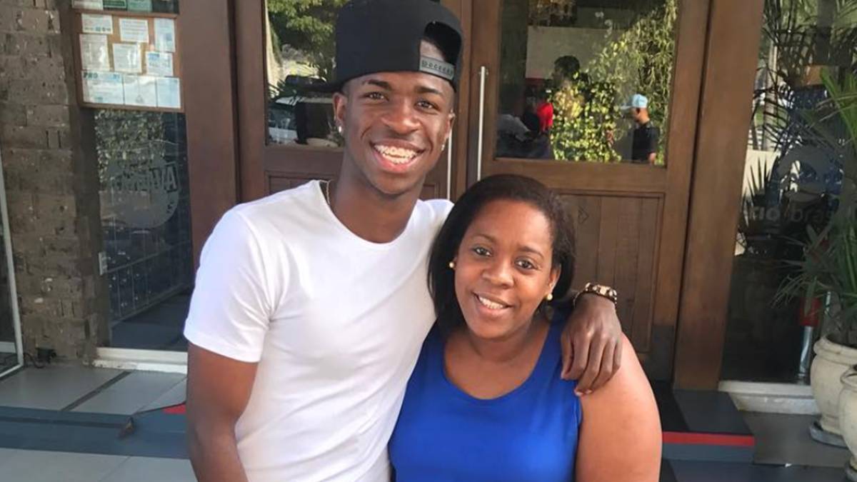 El futbolista Vinicius con su madre. Foto Instagram @viniciusjunior