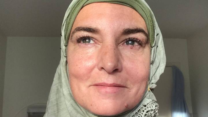 Sinéad O'Connor con el velo islámico.