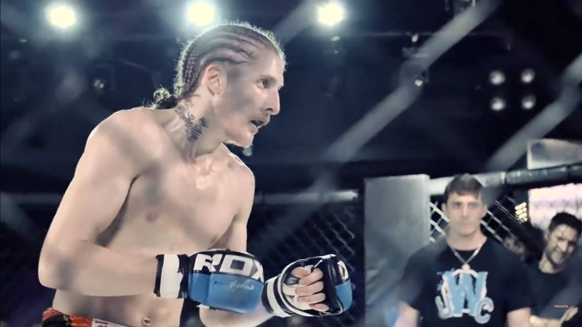 El luchador y entrenador de MMA Louis Nicholson durante un combate con Toby Foster. Captura Youtube