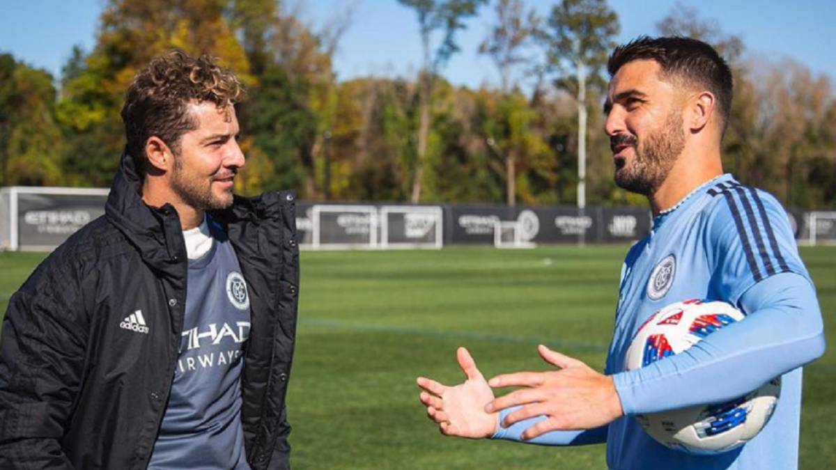 David Bisbal visita a Villa en Nueva York y se anima con unos toques al balón