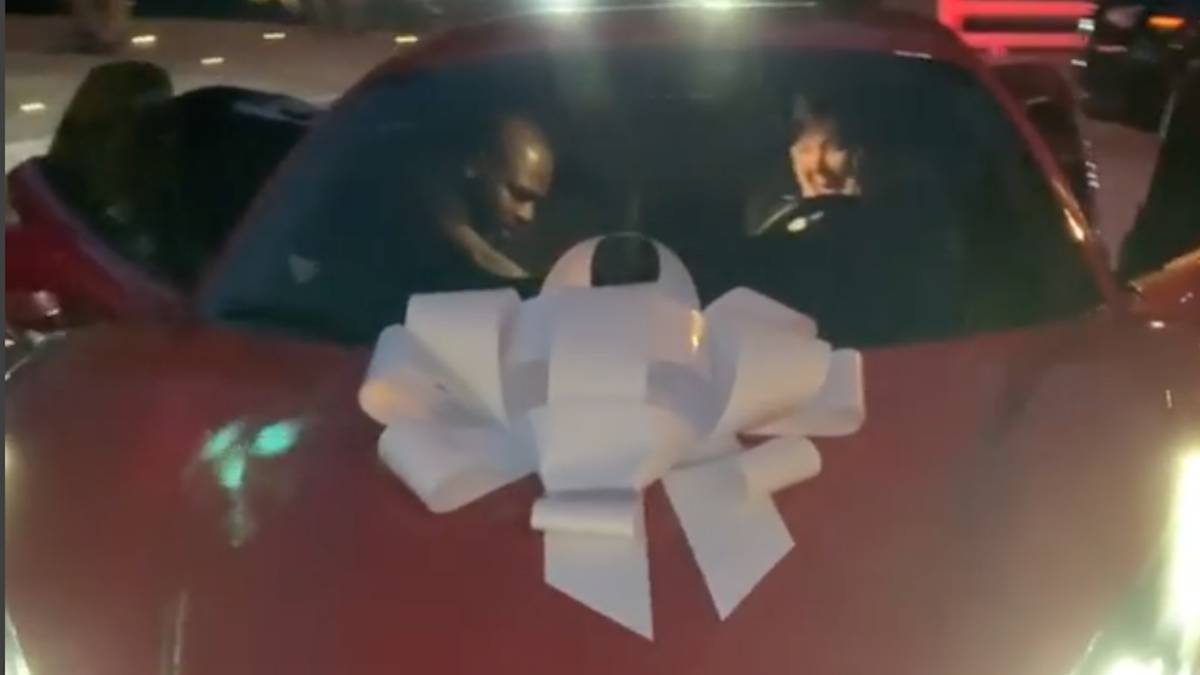 Kylie Jenner regala a su madre un lujoso Ferrari por su cumpleaños