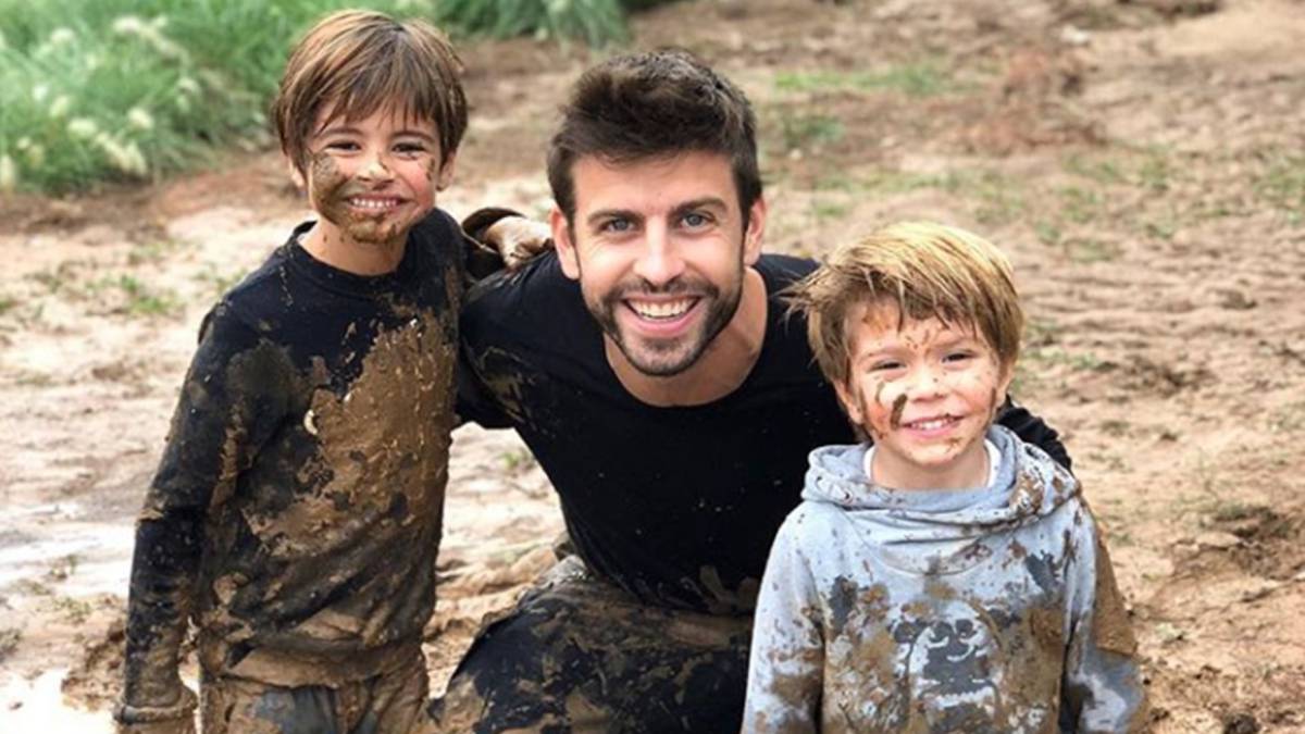 Gerard Piqué con sus dos hijos, Milan y Sasha, muy sonrientes tras jugar en el barro. Foto Instagram @3gerardpique