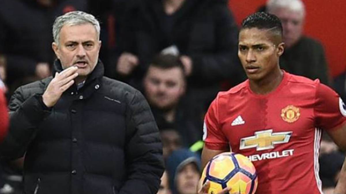 José Mourinho dando indicaciones a Antonio Valencia durante un partido con el Manchester United. Foto Facebook