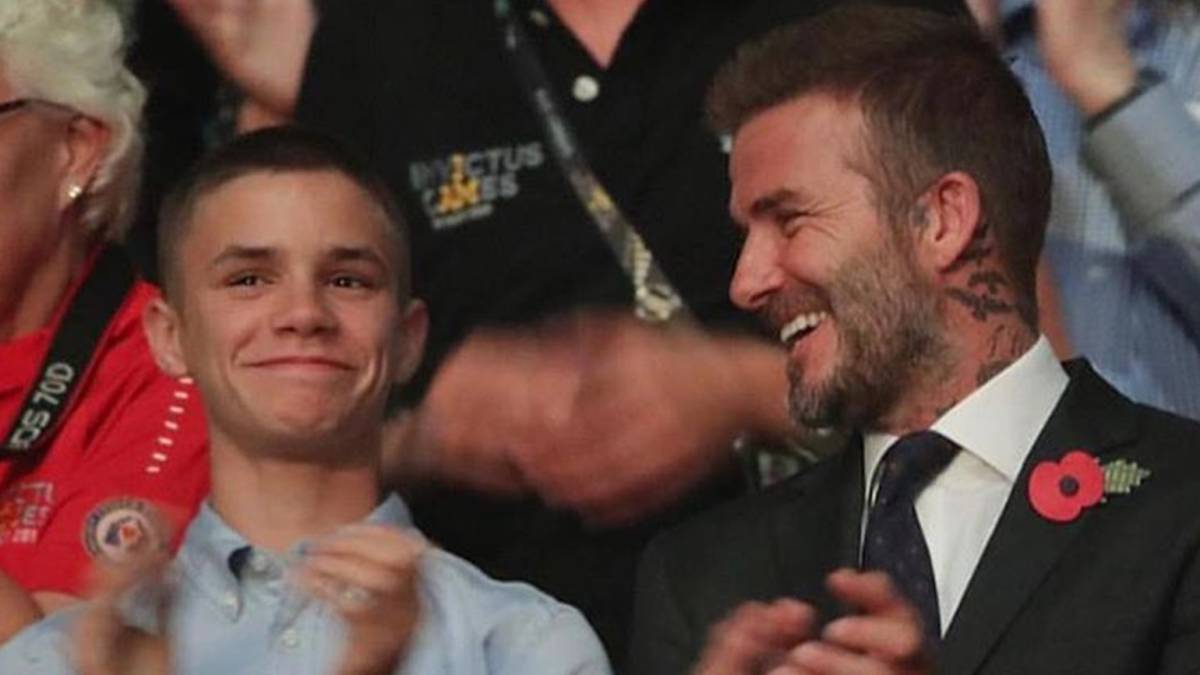 David Beckham y su hijo Romeo aplaudiendo en un evento. Foto Instagram @romeobeckham