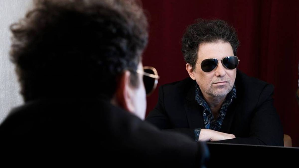 El cantante argentino Andrés Calamaro frente al espejo. Foto Facebook @andrescalamaro