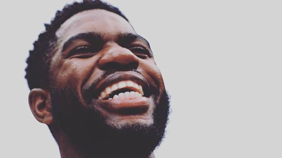 El futbolista francés Samuel Umtiti riéndose. Foto Instagram @samumtiti