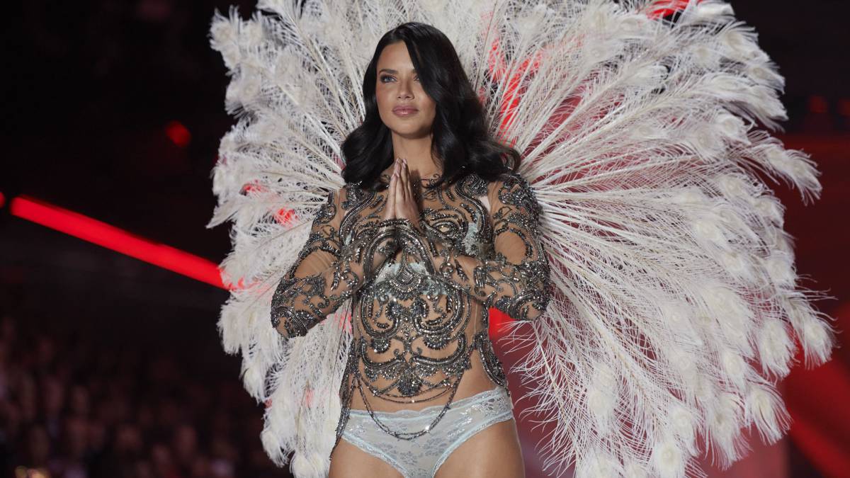 La supermodelo brasileña Adriana Lima durante el desfile de Victoria's Secret 2018, el último para ella después de 19 años con la firma. FOTO: Timur Emek/FilmMagic