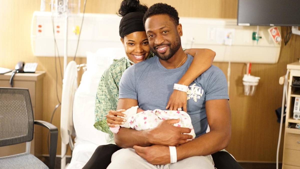 Dwyane Wade y Gabrielle Union con su hija recién nacida. Foto Twitter @DwyaneWade