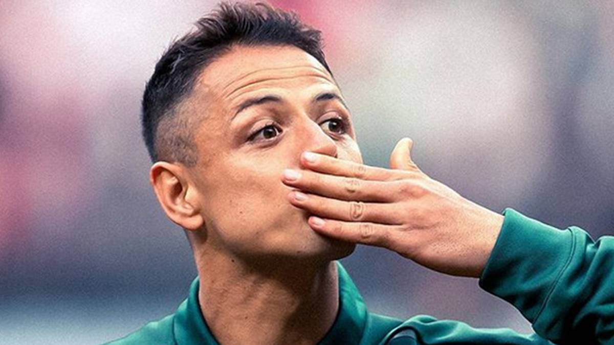 Chicharito envía una peineta a sus futuros haters y las redes se lo echan en cara
