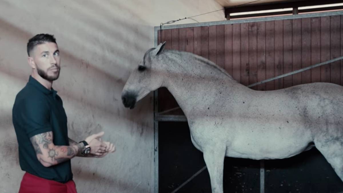 Sergio Ramos junto a uno de sus caballos.