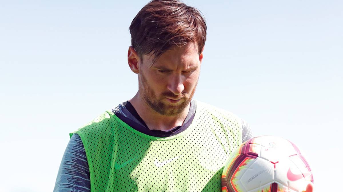 Lionel Messi durante un entrenamiento caminando cabizbajo y con un balón en la mano. Foto Instagram @leomessi