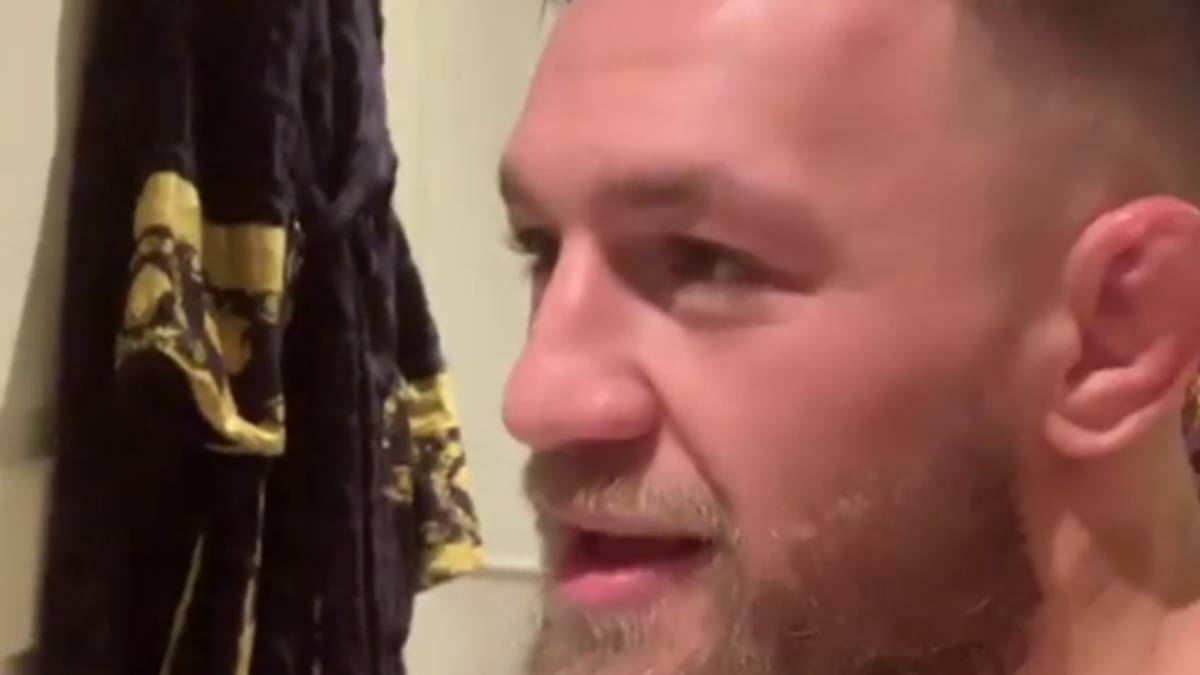 La divertida escena de McGregor en el baño junto a sus extravagantes batas