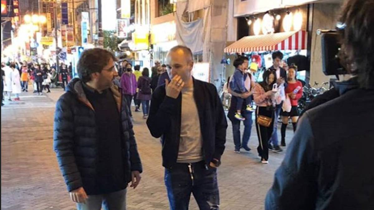 El reencuentro en Japón de Iniesta y Jordi Évole