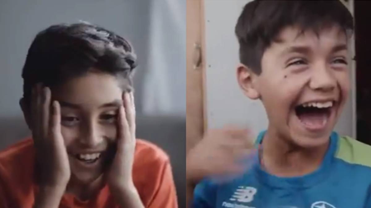 Los tres niños que aparecen en la película del futbolista Alexis Sánchez (Marco Baeza, Luciano González y Darío Salazar) al enterarse que habían sido los elegidos del casting. Capturas Twitter