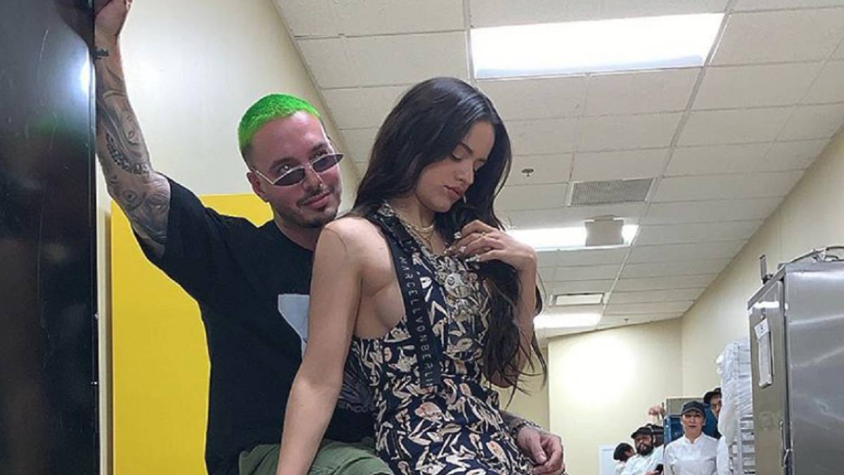 El extravagante look de Rosalía con un estampado de mujeres desnudas
