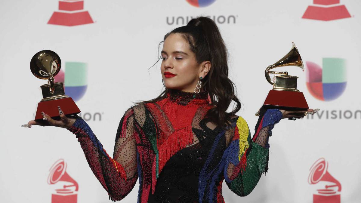 Rosalía sostiene dos premios Grammy Latinos por Malamente.