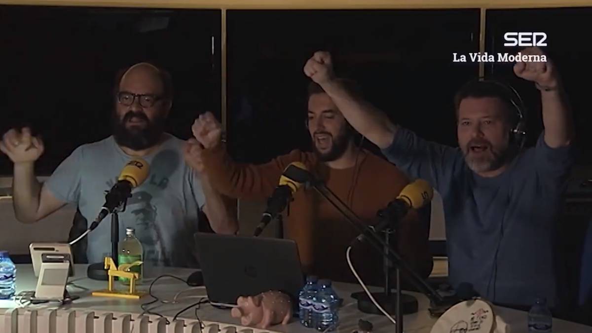 Ignatius Farray, David Broncano y Quequé durante su programa 5x43 de "La vida moderna" celebrando su compra de acciones del Real Murcia. Captura Twitter