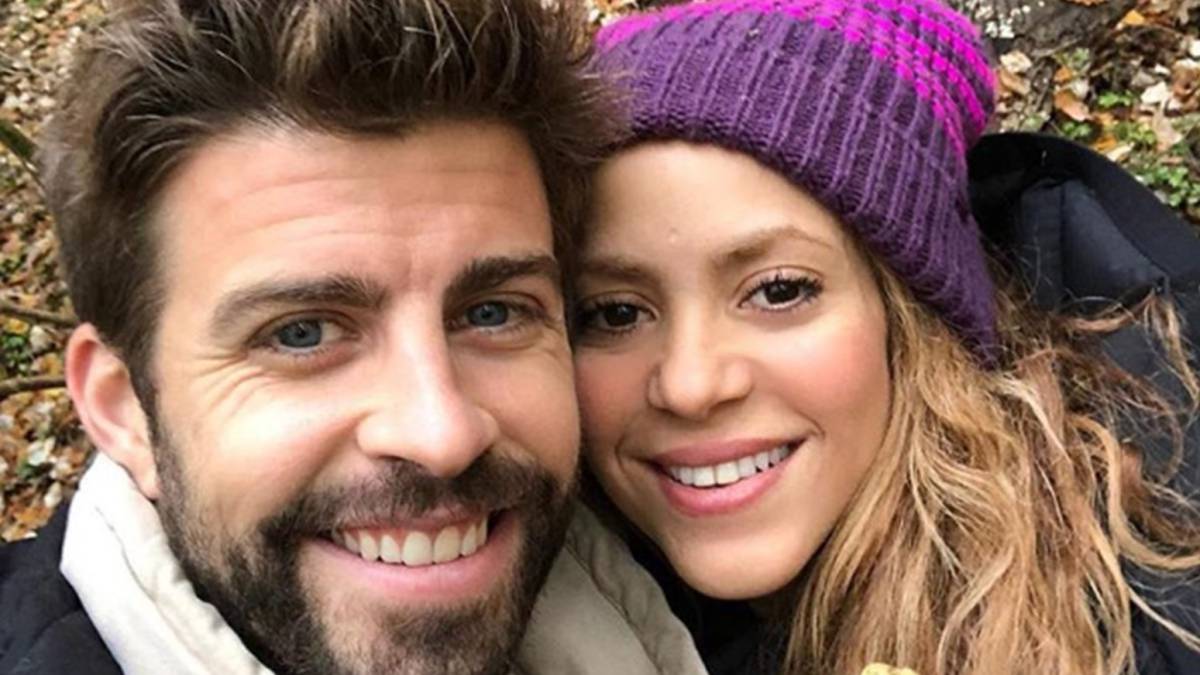 Gerard Piqué y Shakira muy sonrientes con una trufa blanca. Foto Instagram @shakira