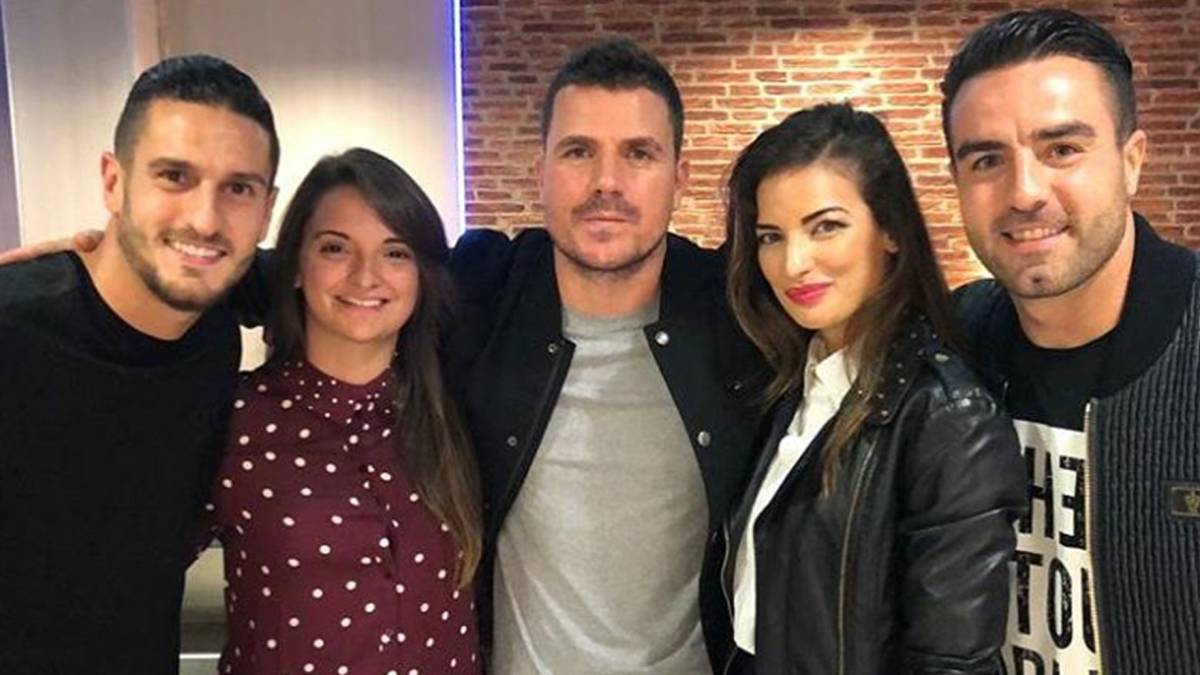 El futbolista Koke Resurrección con el cantante Dani Martín, su mujer Beatriz Espejel y sus respectivos hermanos antes del concierto del final de la gira del artista "Grandes Éxitos 2018" del WiZink Center de Madrid el 17 de noviembre de 2018. Foto Instagram @koke6