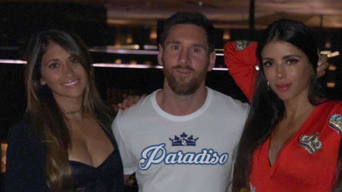 Antonela Roccuzzo, Leo Messi, Daniella Semaan y Maria Taktouk, hija de la modelo libanesa, en Dubái en noviembre de 2018. Foto Instagram @daniellasemaan