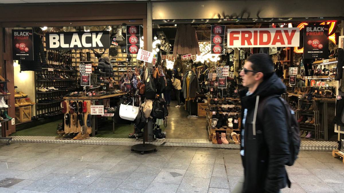 Hombre pasando por delante de una tienda en el "Black Friday". FOTO: EUROPA PRESS