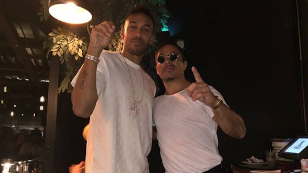 Aubameyang luce casi 200.000 euros en joyas cenando con Salt Bae