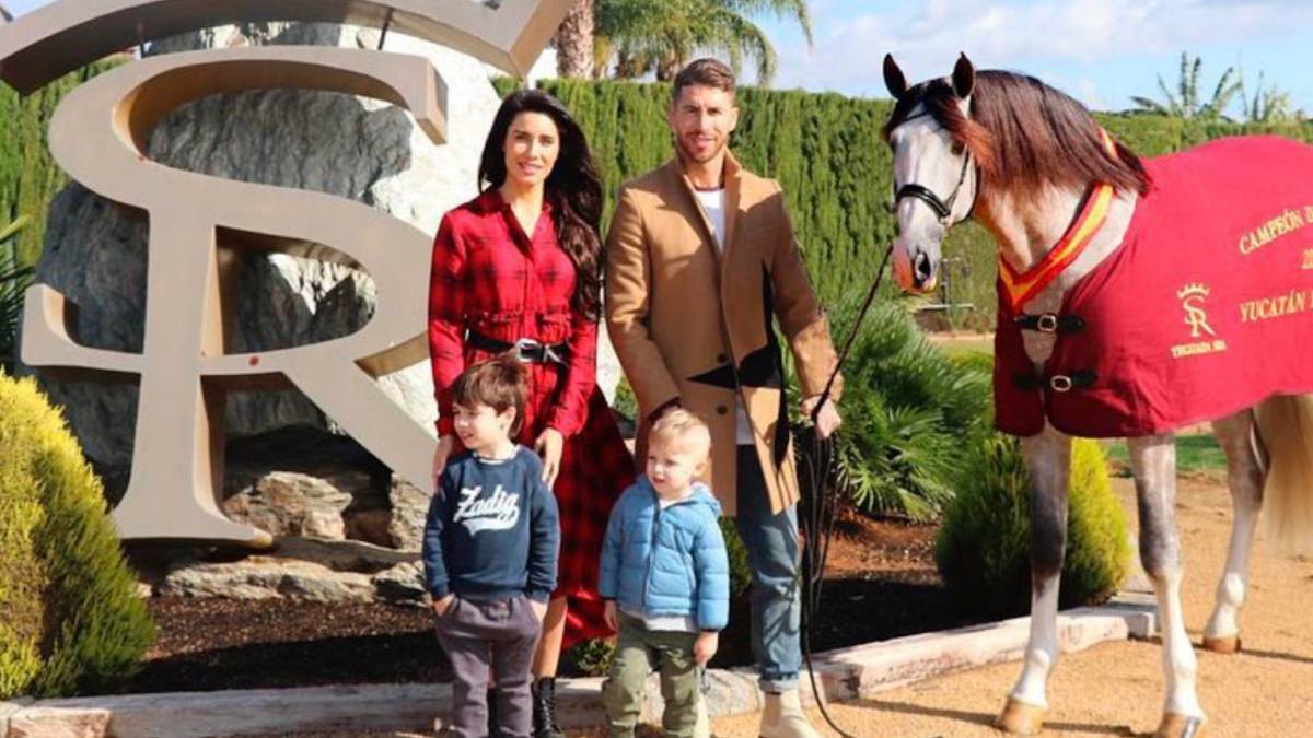 Sergio Ramos, Pilar Rubio y sus hijos junto a su caballo Yucatán de Ramos.