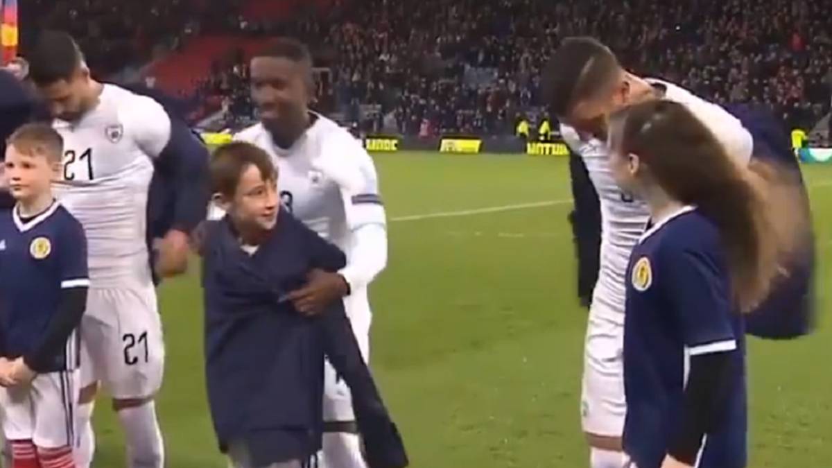 Israel players win hearts with Scotland mascot gesture