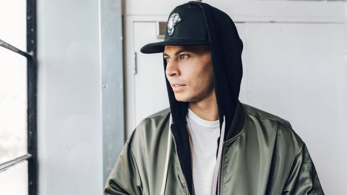 Dele Alli con una de sus gorras Leo Fortis.