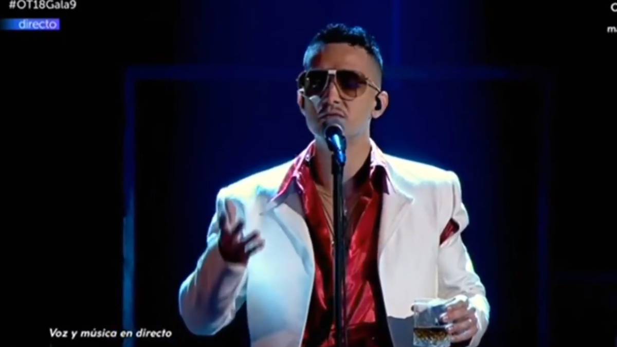 C. Tangana durante su actuación en Operación Triunfo 2018 con El Niño de Elche y su bolero "Un veneno". Captura Youtube