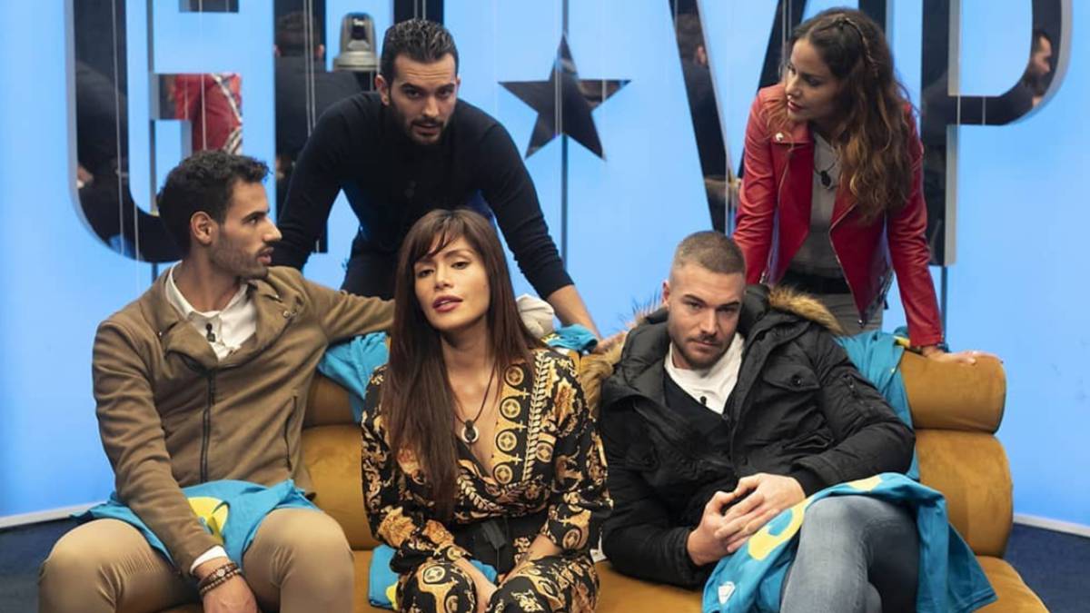 Asraf, Suso, Mónica Hoyos, Tony Spina y Miriam Saavedra en el confesionario de Gran Hermano VIP 6. Foto Instagram @ghoficial