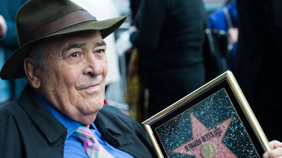 El director de cine italiano Bernardo Bertolucci con una réplica de su estrella de la Fama de Hollywood, California. FOTO: VALERIE MACON/AFP