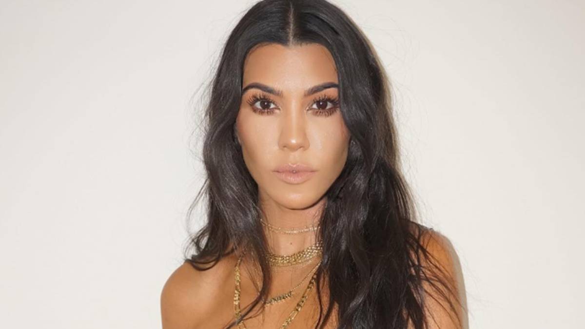 Kourtney Kardashian posando con rostro serio. Foto Instagram @kourtneykardash