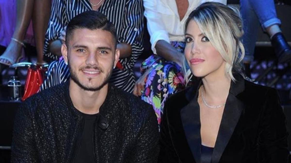 Mauro Icardi y Wanda Nara sentados en un acto público. Foto Instagram @mauroicardi