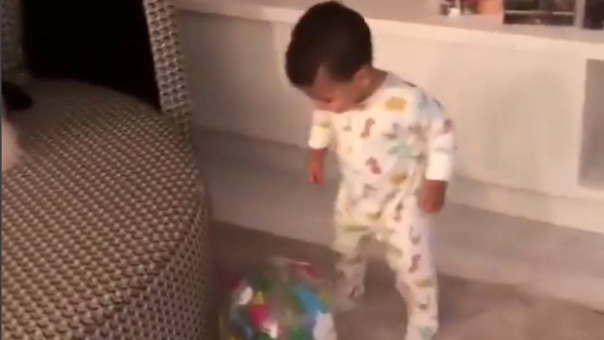 El hijo pequeño de Cristiano ya apunta maneras con el balón